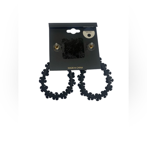 Noir Flower Accent Earrings - Picture 4 of 4